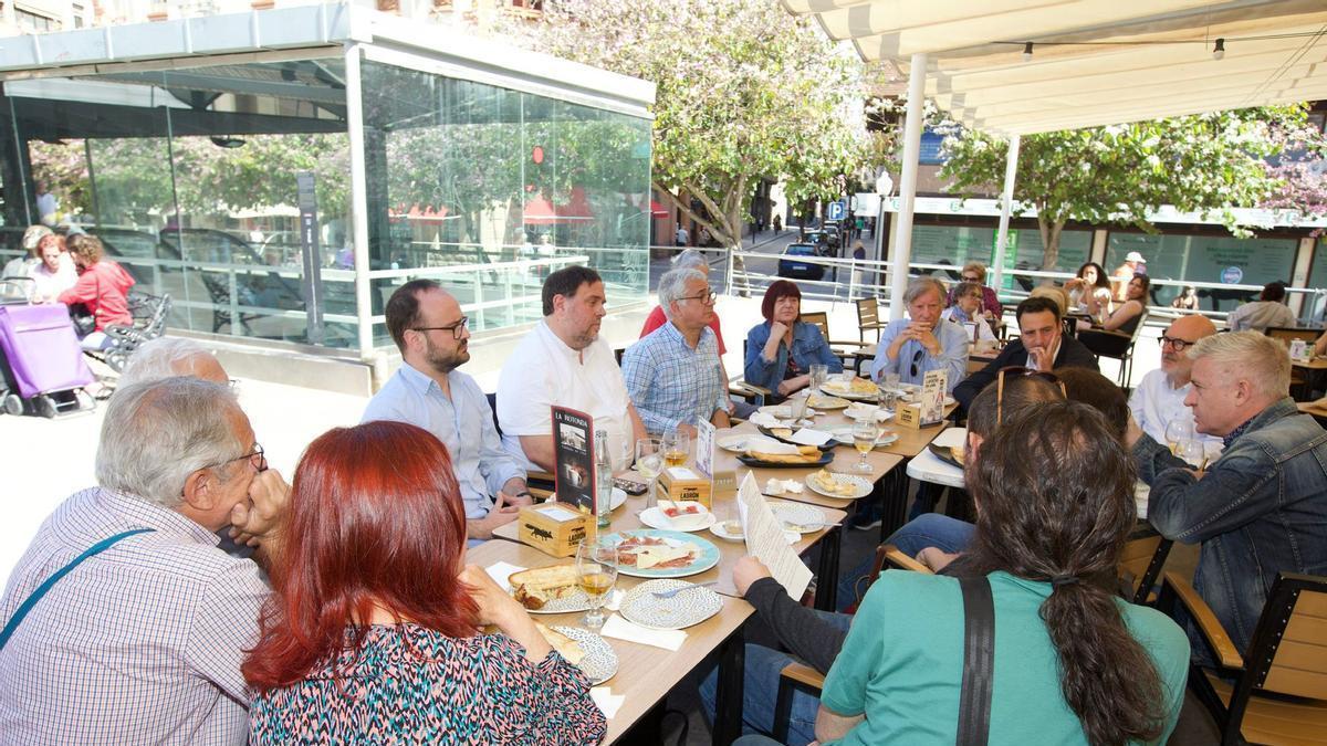 Oriol Junqueras en una terraza frente al Mercado Central.