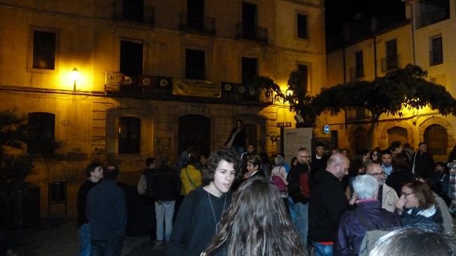 Enganxada de cartells a Olesa de Montserrat.