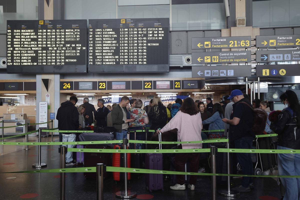 Cola para facturar en el aeropuerto de Valencia, el pasado diciembre.