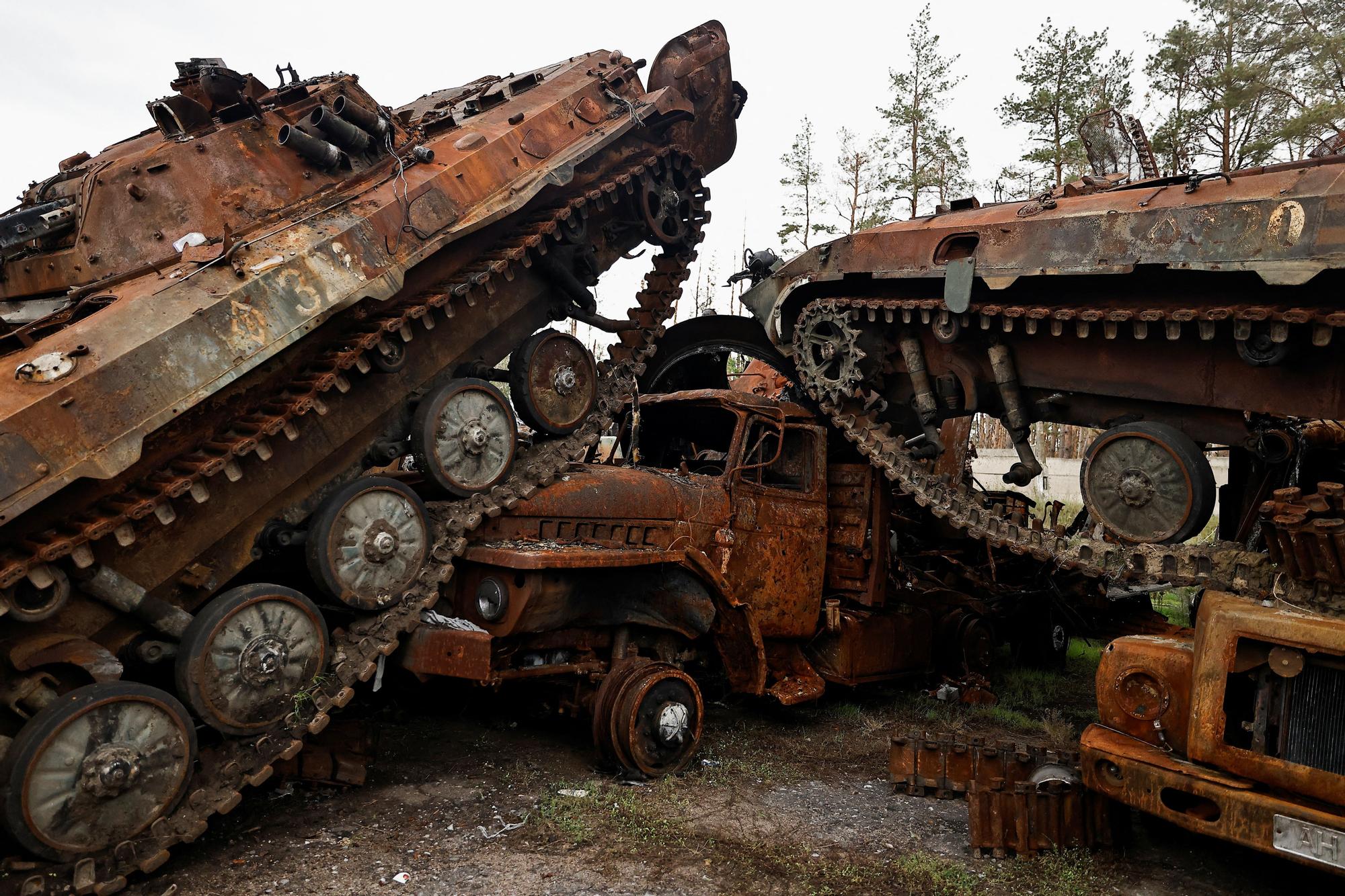 Tanques rusos destruidos en la ciudad de Lyman, recuperada por el Ejército ucraniano, el pasado 5 de octubre.