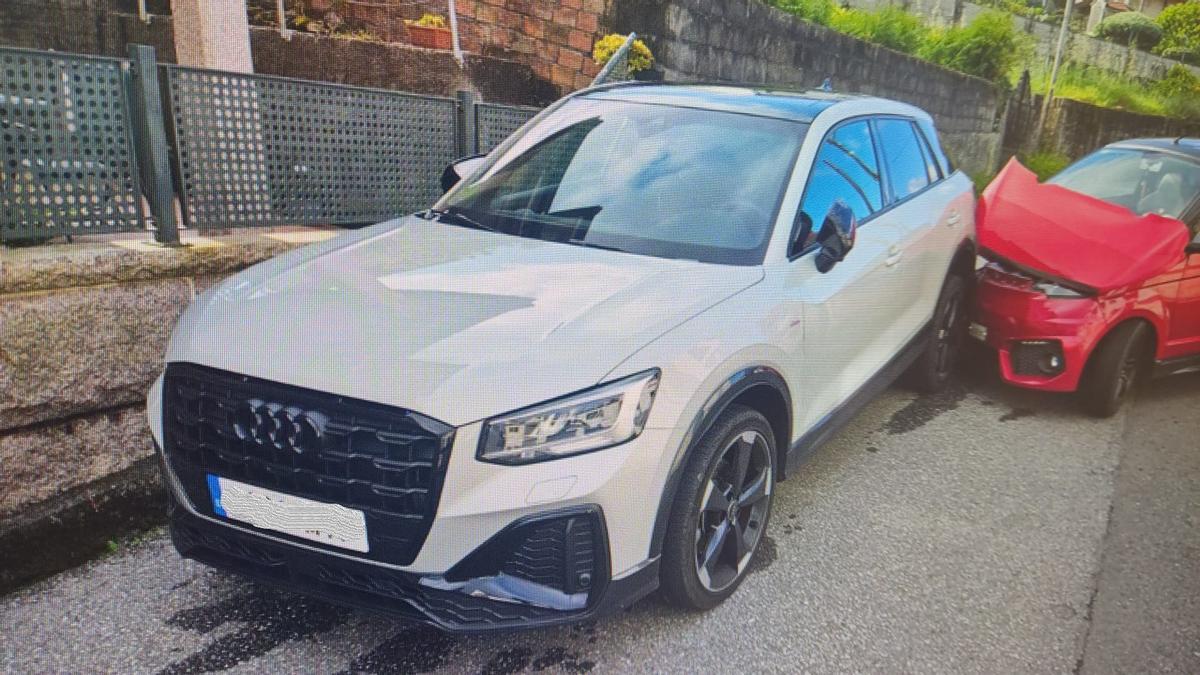El coche estacionado que sufrió el golpe del cuadriciclo en Palmás.