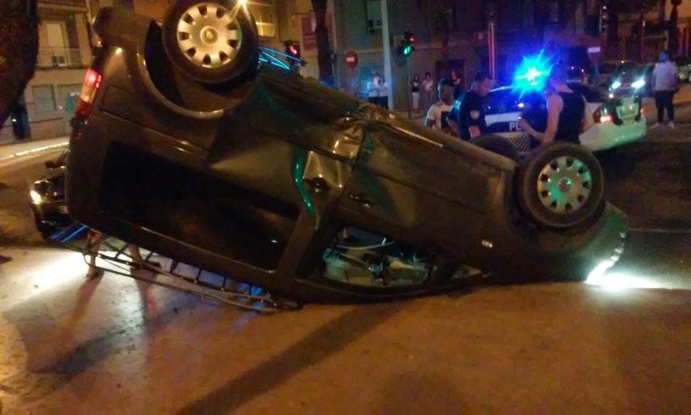 Un coche vuelca después de saltarse un semáforo en