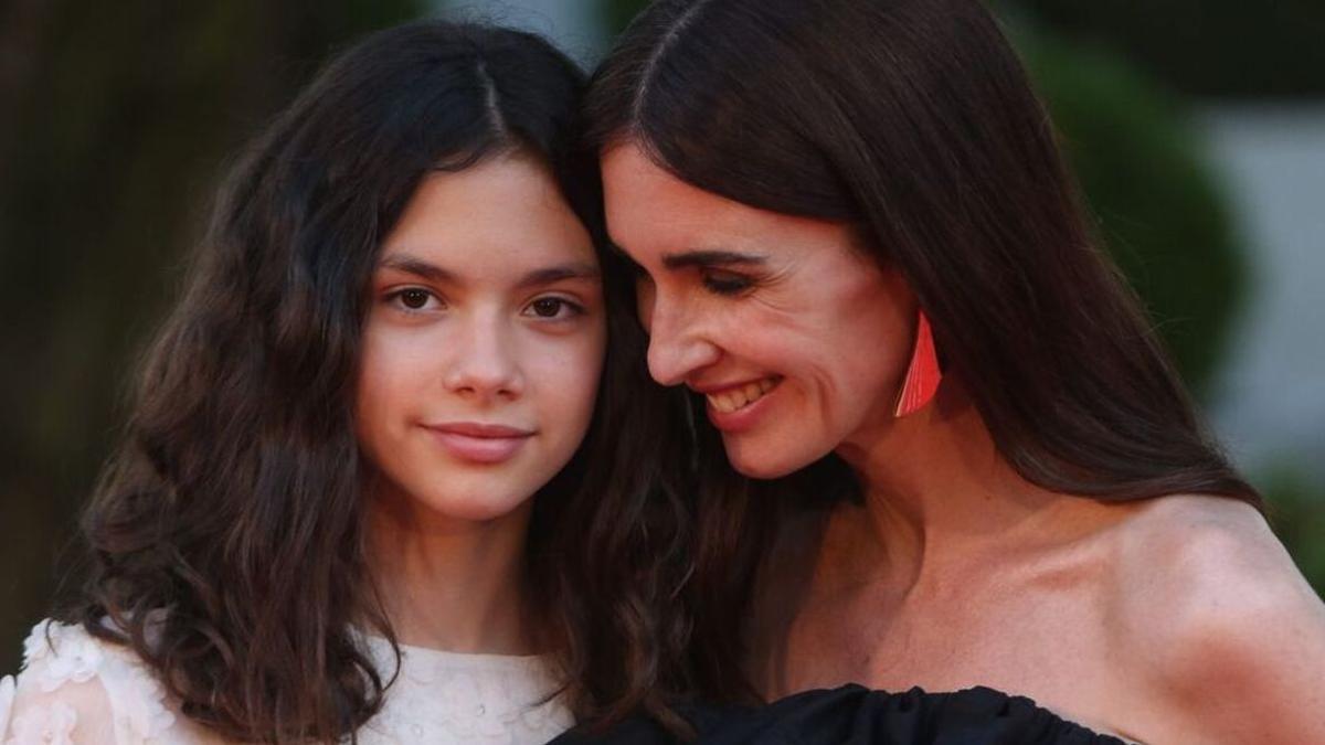 Paz Vega y su hija Ava posan en la alfombra roja de el Festival de Málaga.