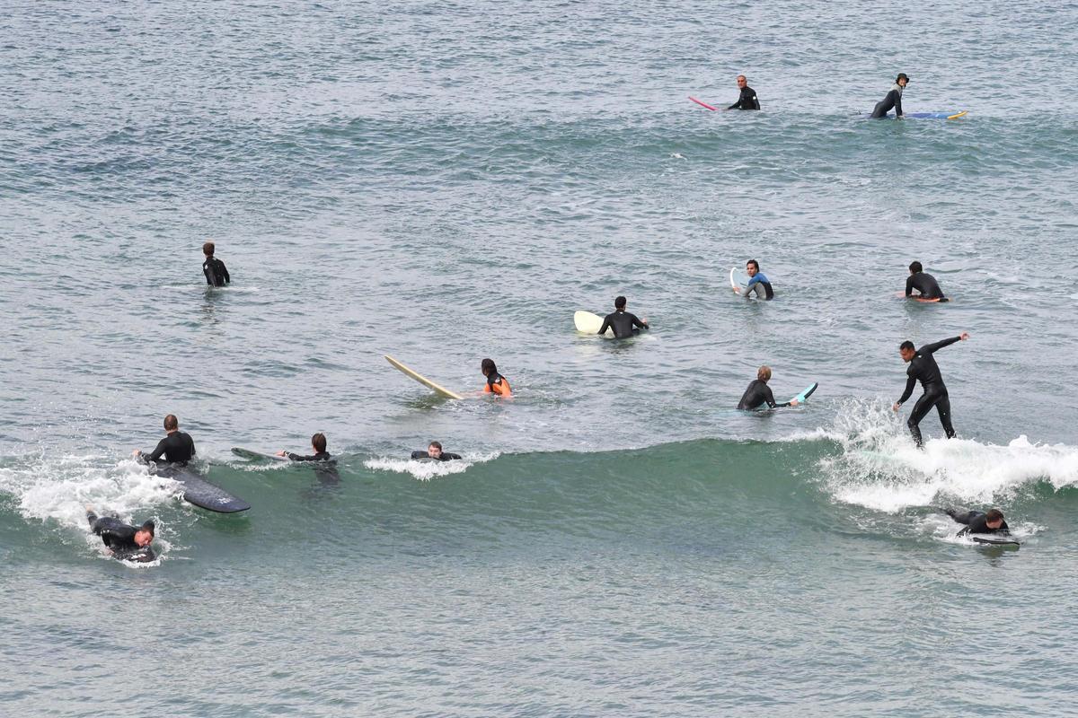 El oleaje en el Orzán anima a los surfistas de A Coruña a subirse a las tablas El oleaje en el Orzán anima a los surfistas de A Coruña a subirse a las tablas