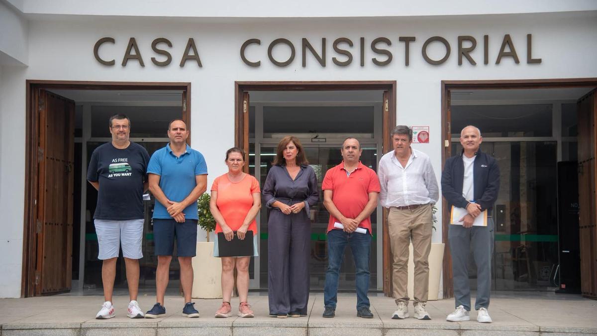 La alcaldesa, Matilde Esteo, junto a los representantes de clubes y asociaciones deportivas tras la firma de convenios.