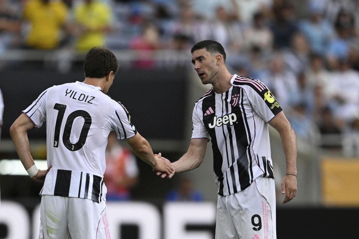 Juventus' Dusan Vlahovic, right, is congratulated by teammate Kenan Yıldız after scoring his side's second goal during the Club World Cup Group G soccer match between Juventus and Manchester City in Orlando, Fla., Thursday, June 26, 2025. (AP Photo/Phelan Ebenhack)
