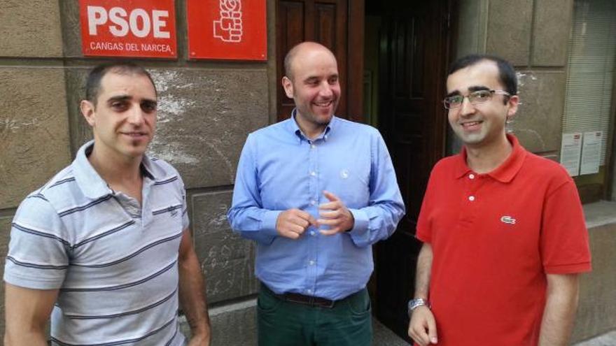 Víctor Luis Pérez, Marcos da Rocha y José Victor Rodríguez, en la sede del PSOE de Cangas del Narcea.