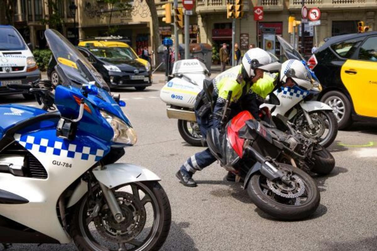 La Guardia Urbana levanta una moto tras un accidente en Barcelona.