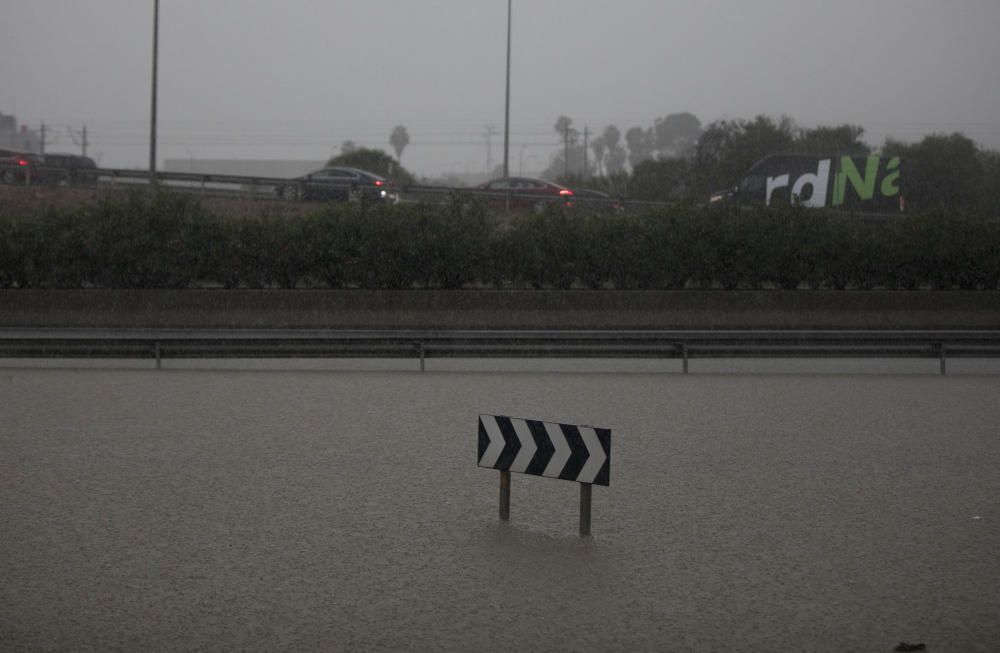 La pista de Silla, inundada por las fuertes lluvias.