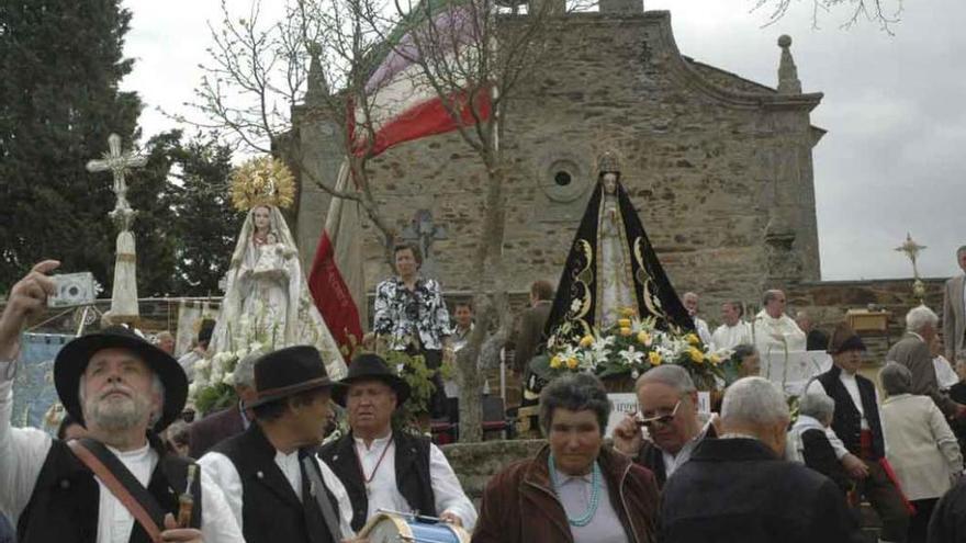 Celebración de la romería de la Soledad frente a la ermita de Trabazos.