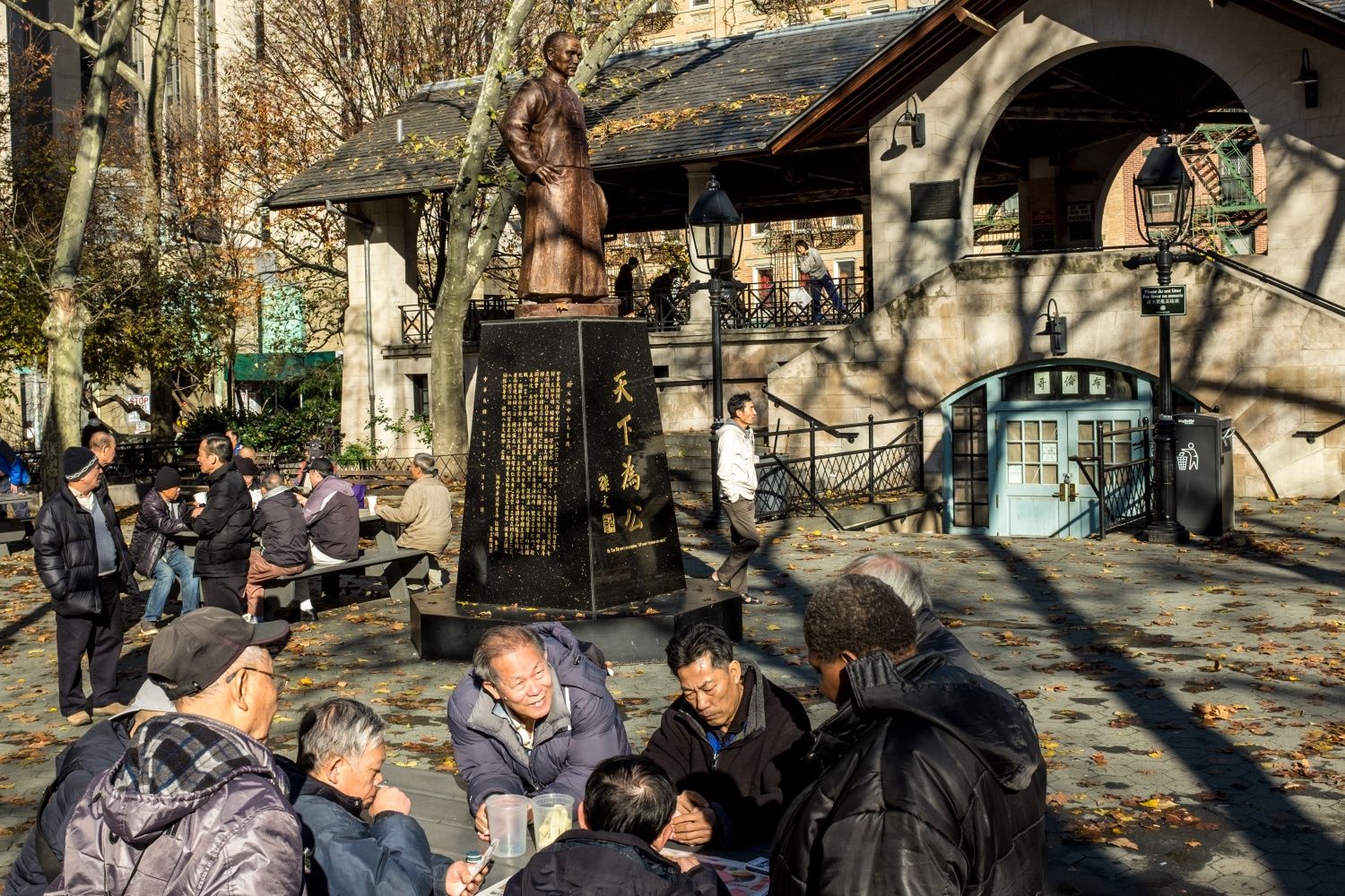 Partida de Xiangqi, ajedrez chino, en Columbus Park, Chinatown, Manhattan.