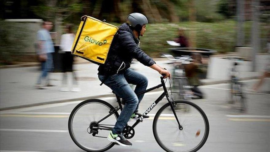 Glovo, Deliveroo y Uber piden formalmente al Gobierno una legislación a medida para sus &#039;riders&#039;