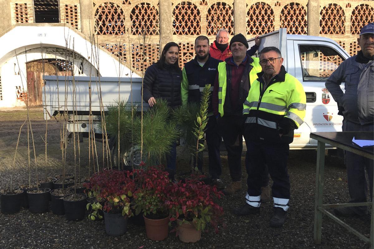 La diputada de Agricultura, Angélica García, junto a trabajadores en el vivero.