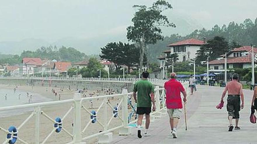 El paseo de la playa de Santa Marina. / m. toraño