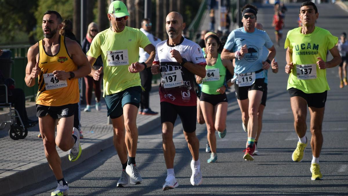 Varios atletas durante la Media Maratón de Lorca