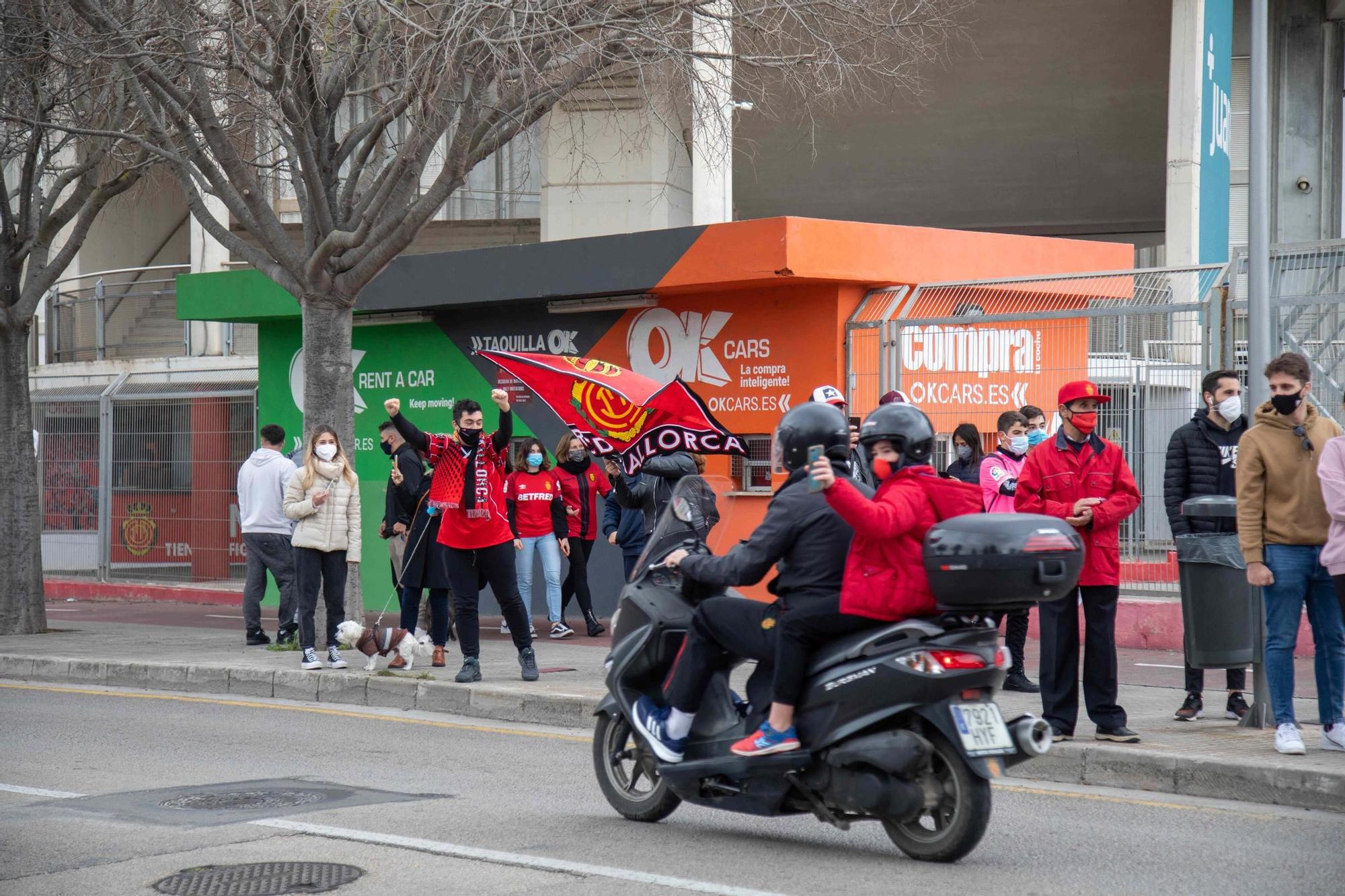 Caravana de coches en apoyo al Mallorca