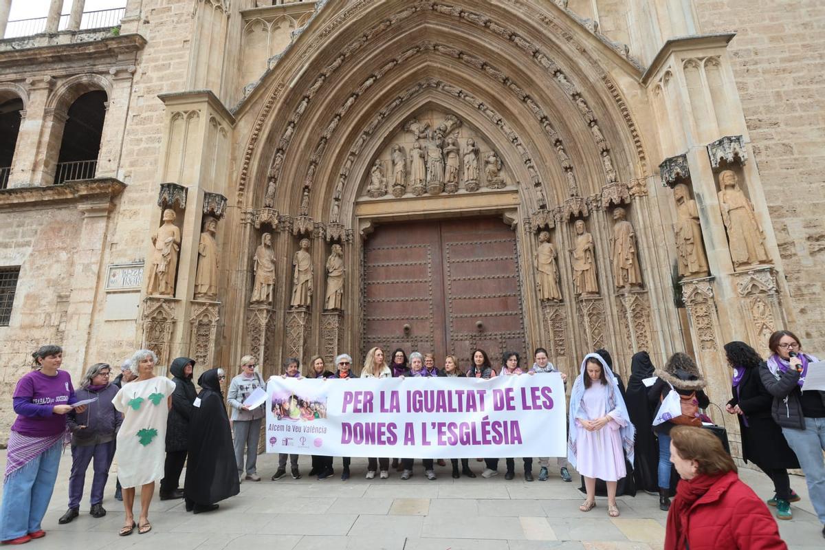 Concentración ante la Catedral de València para pedir la igualdad de las mujeres en la Iglesia, este domingo.