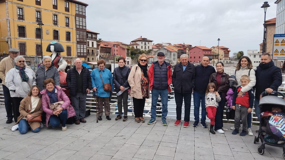 Parte de la expedición, en Llanes