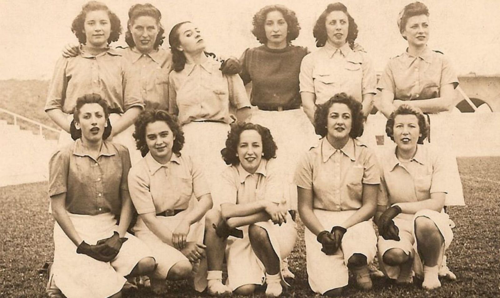 Equipo de balonmano de Pola de Laviana en 1941, con Luisa Álvarez la primera por la izquierda, de pie