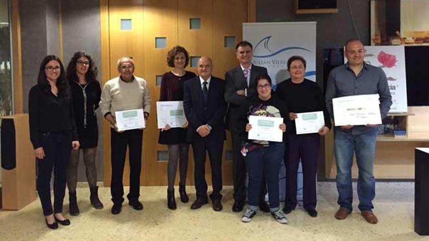 Los ganadores de las tres categorías en castellano y catalán, con los promotores del concurso.