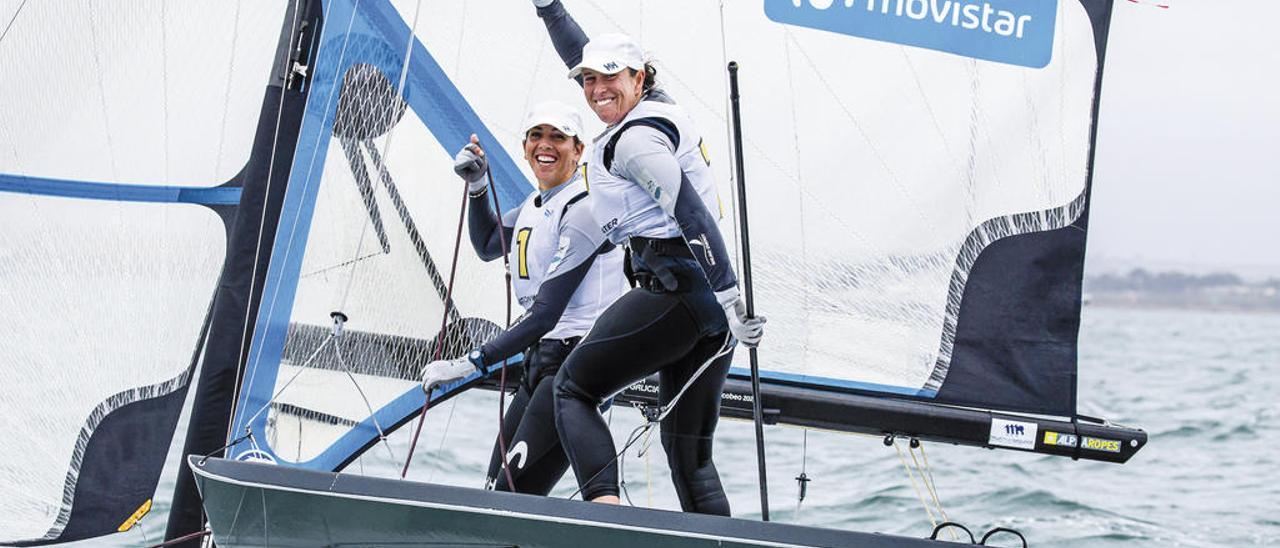 Támara Echegoyen y Paula Barceló celebran la victoria en el Mundial disputado en aguas de Geelong. // Sailing Energy