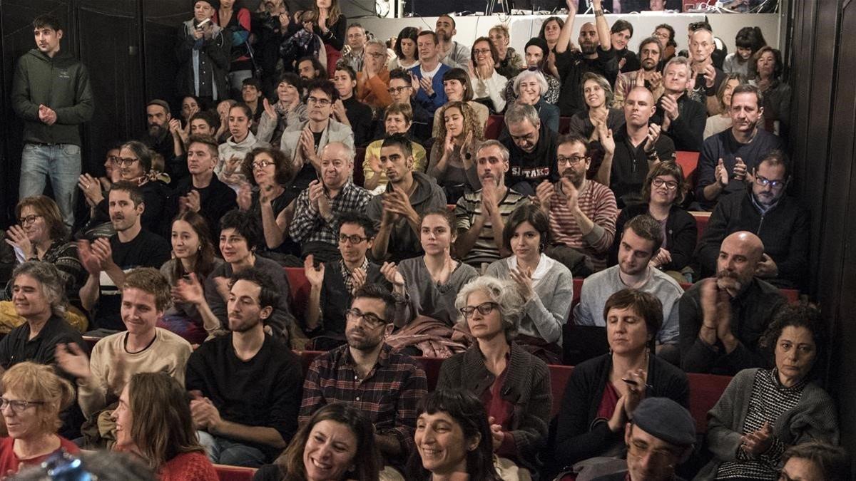 Actores, vecinos y representantes de diferentes entidades han llenado una sala del Antic Teatre, esta mañana.