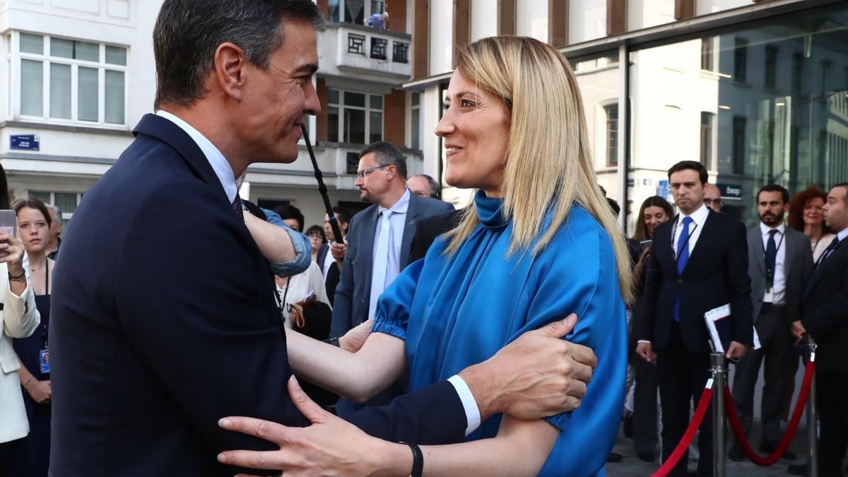 El presidente del Gobierno, Pedro Sánchez, y la presidenta del Parlamento Europeo, Roberta Metsola.