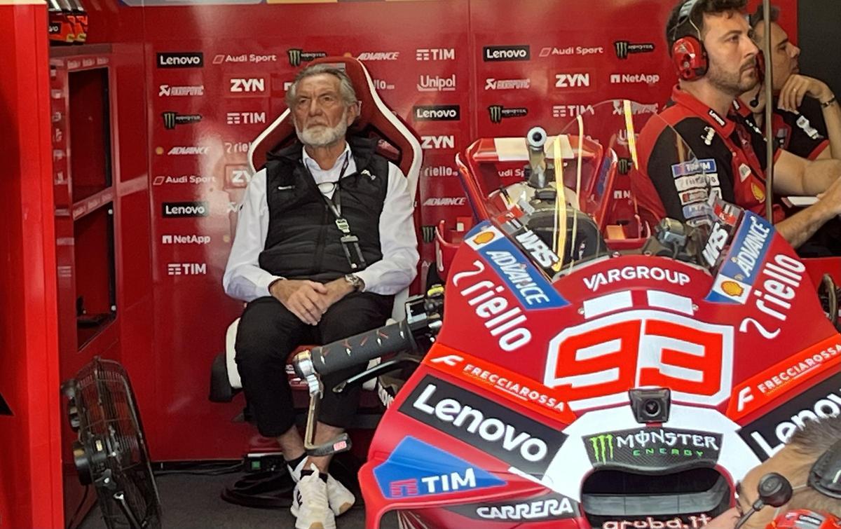 El doctor Ángel Charte espera el regreso de la pista de Marc Márquez, sentado en el sillo del campeón catalán.