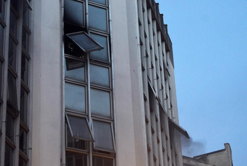 Los Bomberos tuvieron que actuar a última hora de la tarde en el Hospital de Pontevedra, donde un paciente había plantado fuego a los colchones de tres habitaciones.