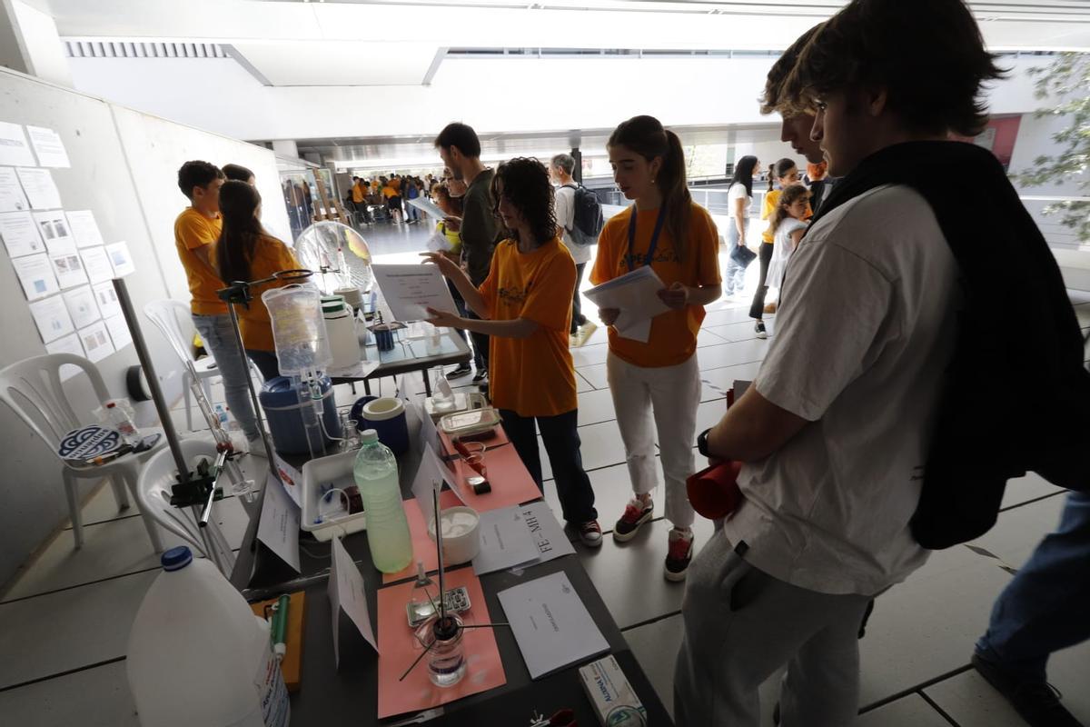 Miles de jóvenes se acercan a la ciencia en la Expociencia en el Parc Científic de la UV