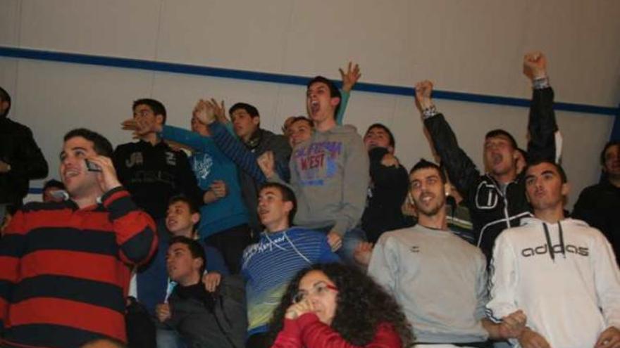 La afición del Torrevieja animando a su equipo.