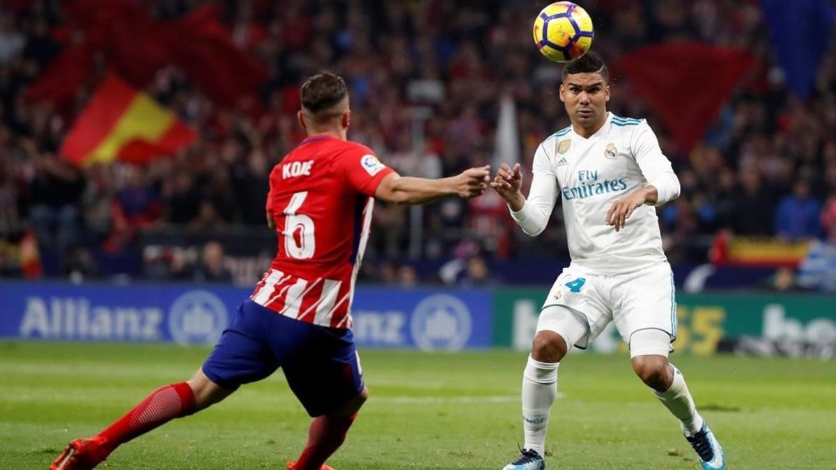 Casemiro y Koke, en una acción del derbi.