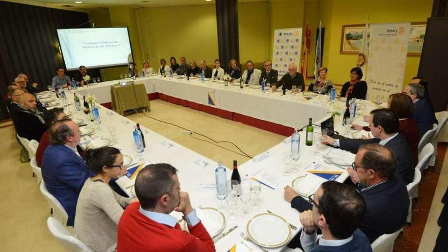 Participantes en la cena-coloquio que organizó el Rotary-Club en Pontevedra. // Gustavo Santos