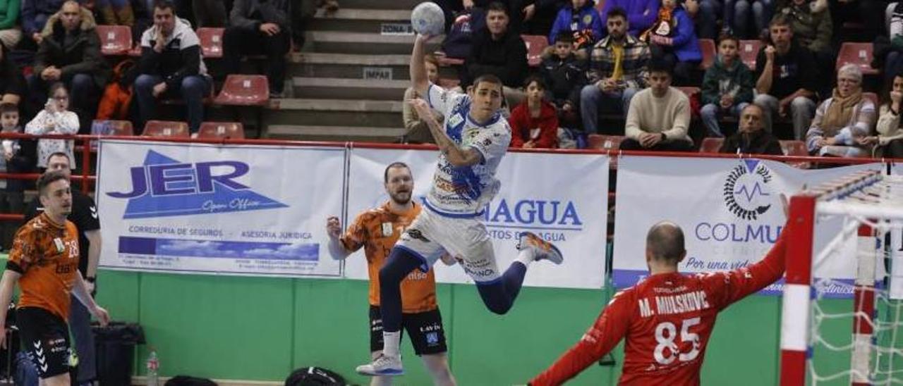 Mario Dorado salta desde el extremo para intentar batir al montenegrino Mile Mijuskovic. |  // LUÍS PALOMEQUE