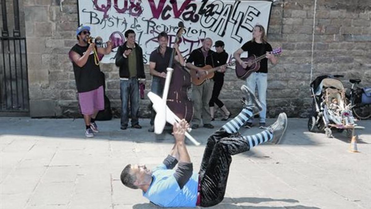 Varios artistas callejeros actúan en la plaza del Pi, ayer, tras presentar su manifiesto.