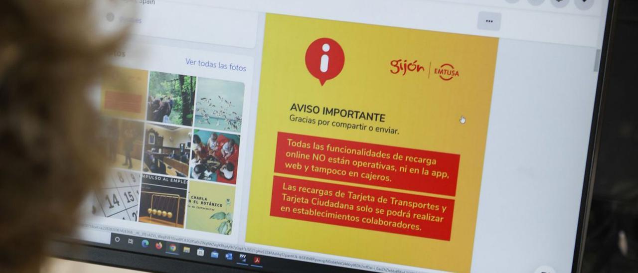 Una joven consulta el aviso de Emtusa en las redes sociales sobre las recargas de tarjetas. | Juan Plaza