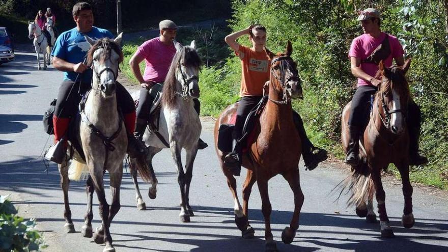 Varios de los jinetes que ayer realizaron esta ruta a caballo por el monte de A Fracha para pedir que se proteja frente a la autovía.