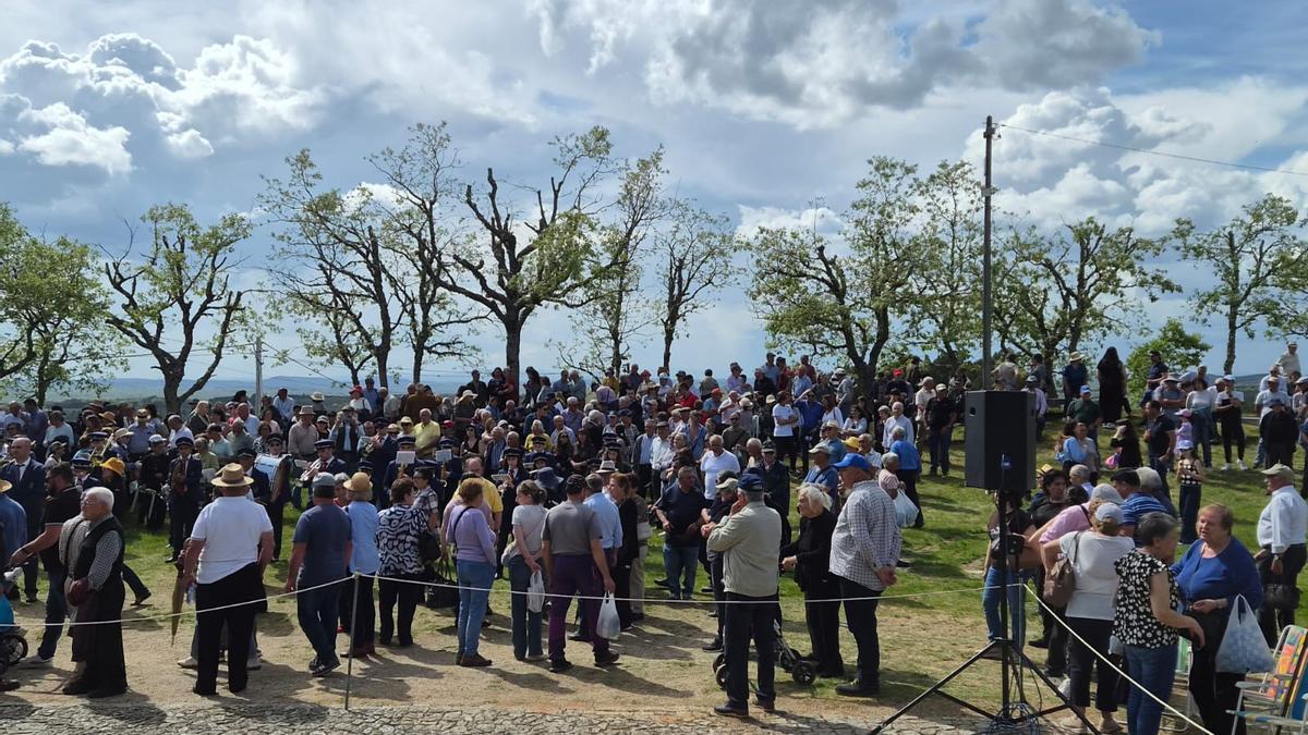 GALERÍA | La romería de la Virgen de la luz hermana a zamoranos y mirandeses