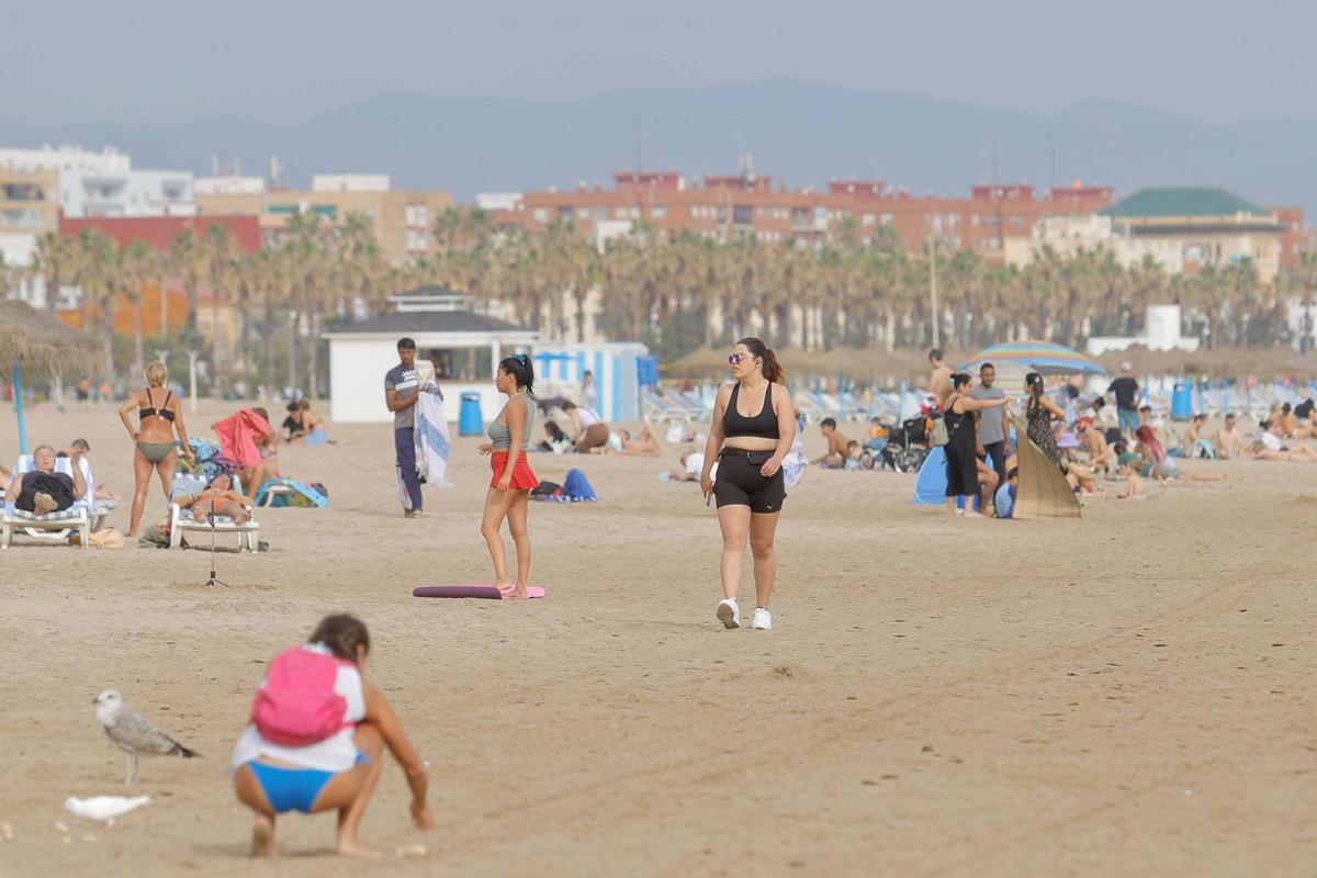 Gran ambiente en las playas de València, pese a las nubes