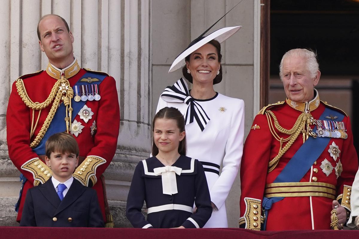 El rey Carlos III, a la derecha, junto al príncipe Guillermo, el príncipe Luis, la princesa Carlota y Kate Middleton, princesa de Gales, en el balcón del palacio de Buckingham tras asistir a la ceremonia Trooping the Colour, en Londres.