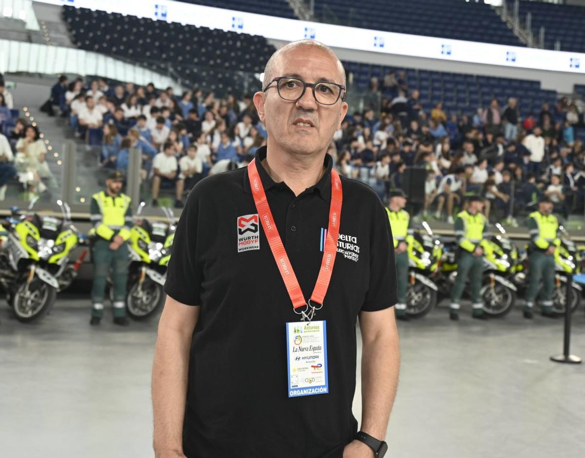 Luis Matilla, ayer, antes de la salida de la primera etapa de la Vuelta a Asturias.  | ROBERTO MENÉNDEZ