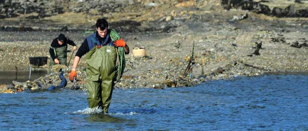 El antiguo cable (en la foto) que estaba en contacto directo con el mar se sustituyó por otro nuevo envuelto por una canalización. // Iñaki Abella