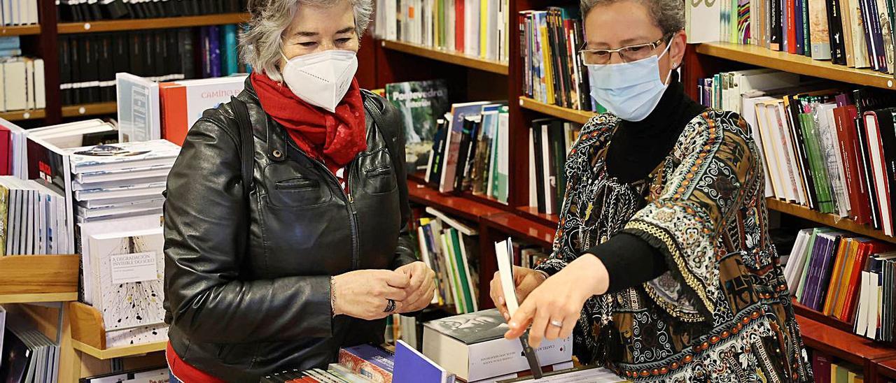 Luisa Abad y la librera Amparo Ramilo charlan sobre las últimas novedades en Librouro.