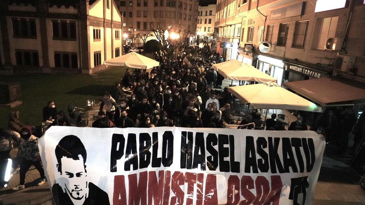 Varias personas sujetan una pancarta en la que se lee &#039;Pablo Hasel Askatu&#039;