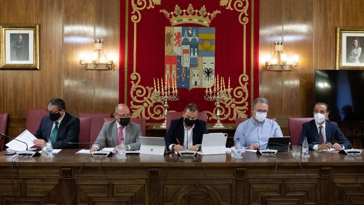 Desde la izquierda, Faúndez, Barrios, Requejo, Prada Saavedra y Prieto Calderón, en el Pleno.