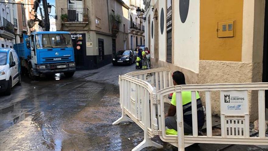 Una avería de agua en Pizarro afecta a toda la parte antigua