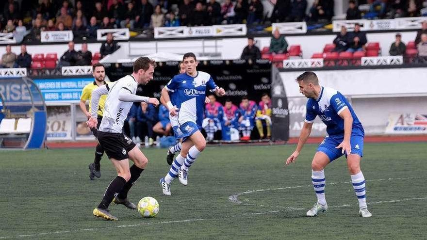 Robert conduce el balón en el partido de la primera vuelta contra el Tuilla.