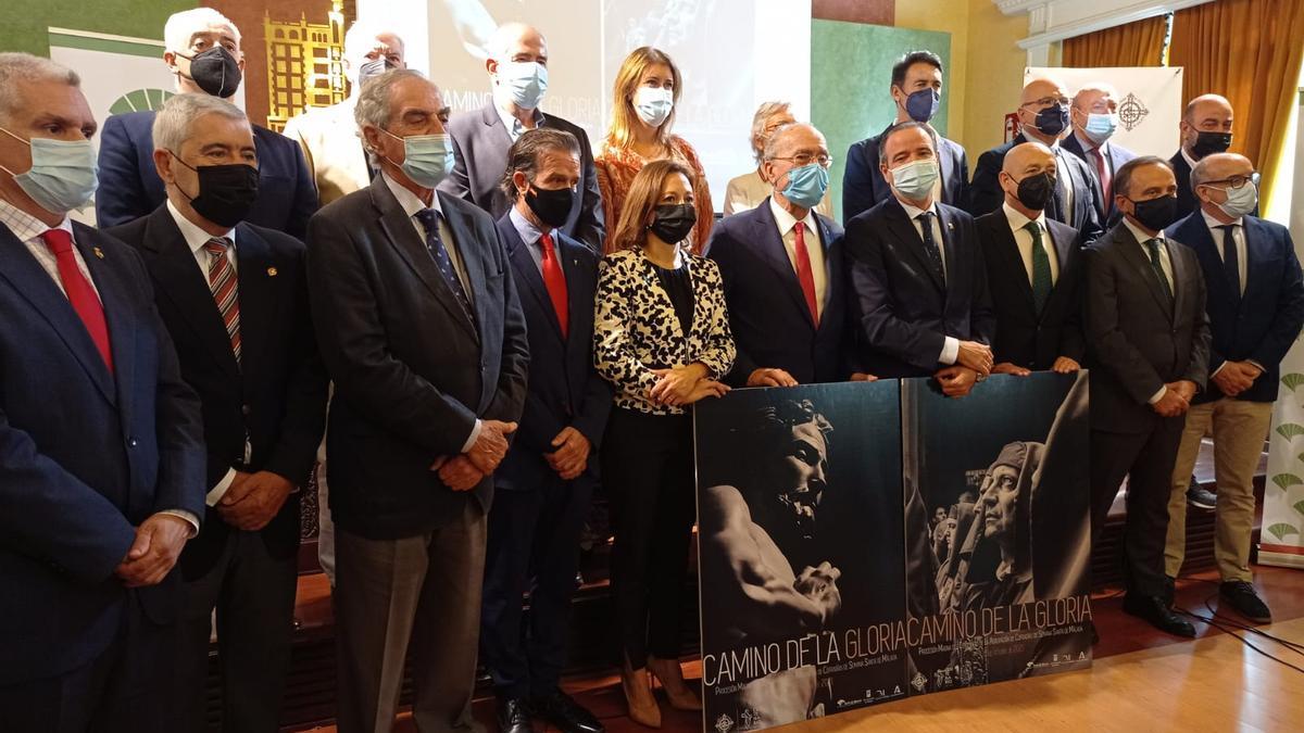 Foto de familia de las autoridades participantes en la Procesión Magna.