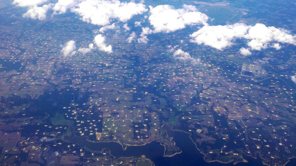 Campo de estaciones de fracking en Texas (Estados Unidos).