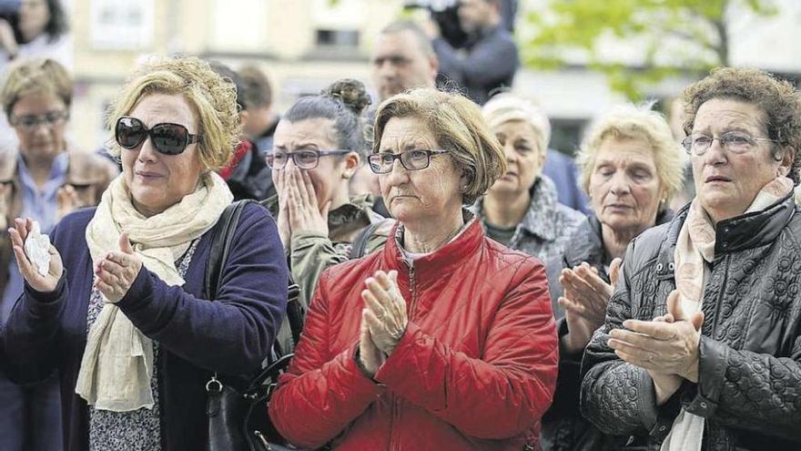 Amigas y vecinos de María Isabel Fuentes se concentraron ayer ante el consistorio de Verín. // B. Lorenzo